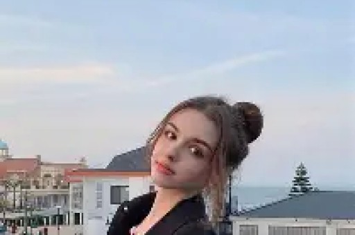 知名网红 表妹李 KK 破产！未婚生女后掉粉上百万转行去卖小吃